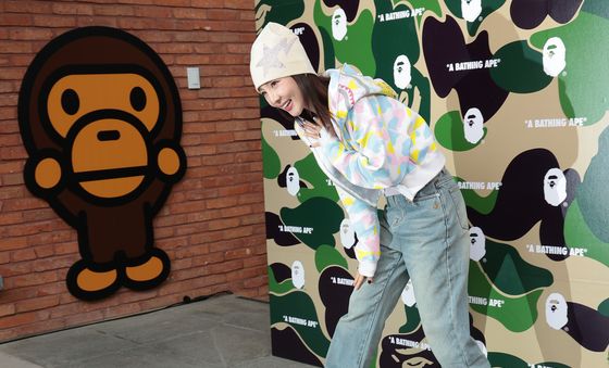 인사하는 산다라박