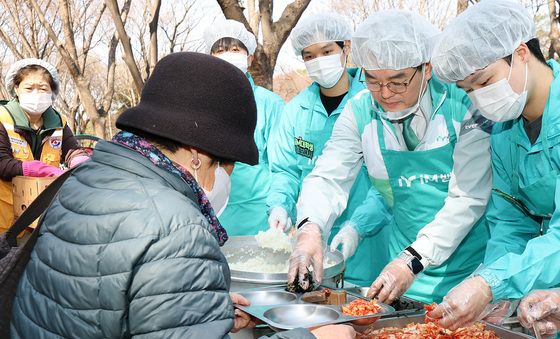 iM뱅크-적십자 대구지사 '행복한 밥상' 무료급식 봉사