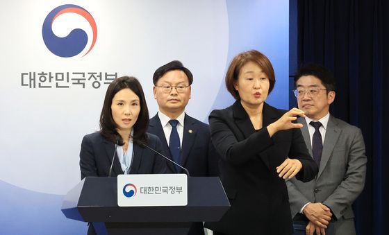 중동 상황점검 긴급 관계부처회의 관련 브리핑하는 김진아 2차관