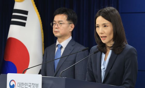 중동 상황점검 긴급 관계부처회의 관련 브리핑하는 김진아 2차관