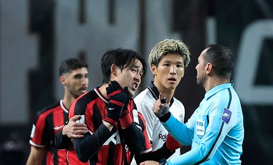 거친 플레이에 대해 어필하는 송민규