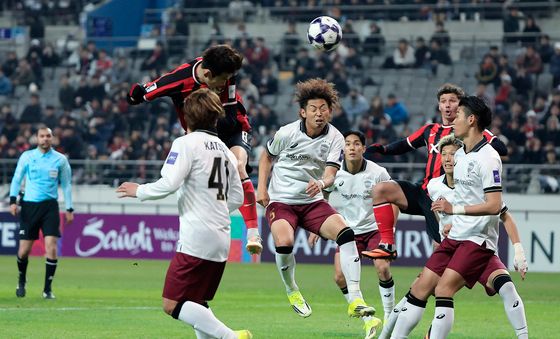 이승모 '들어가라'