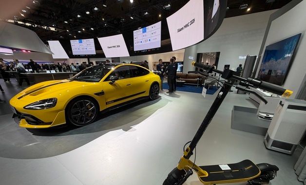 MWC26서 전시된 샤오미 전기차와 전동 킥보드