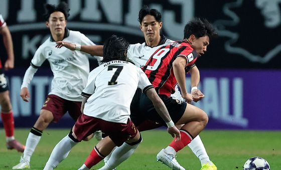 상대 수비 사이 빠져나오는 조영욱