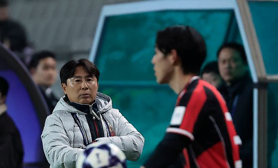 스로인 상황 지켜보는 김기동 감독