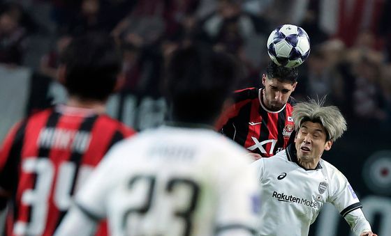 치열한 헤더 승부