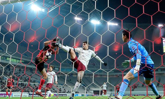 제대로 맞지 못해 득점 찬스 놓치는 후이즈