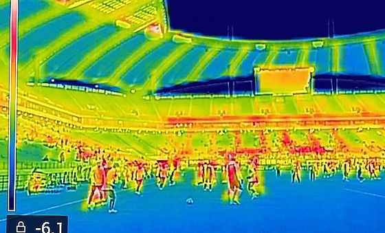 아직은 추운 축구장