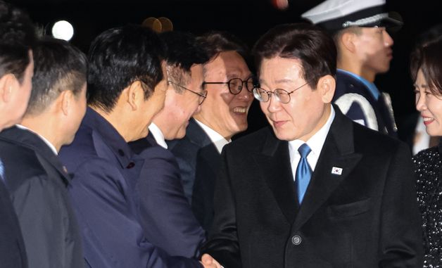 정청래 대표와 악수하는 이재명 대통령