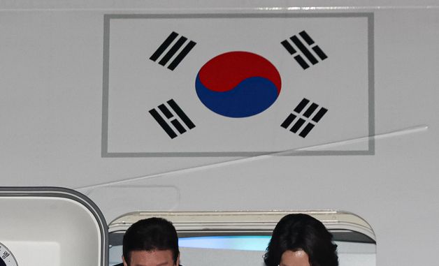 순방 일정 마친 이재명 대통령·김혜경 여사