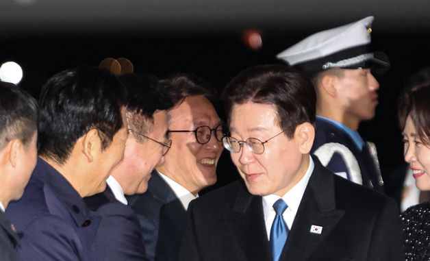 정청래 대표와 악수하는 이재명 대통령