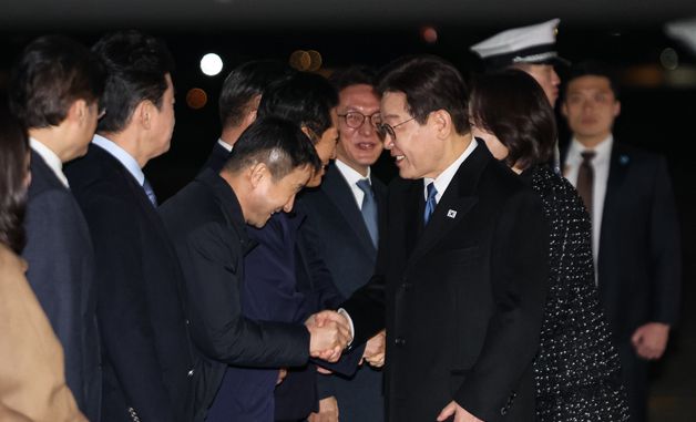 한병도 원내대표와 악수하는 이재명 대통령