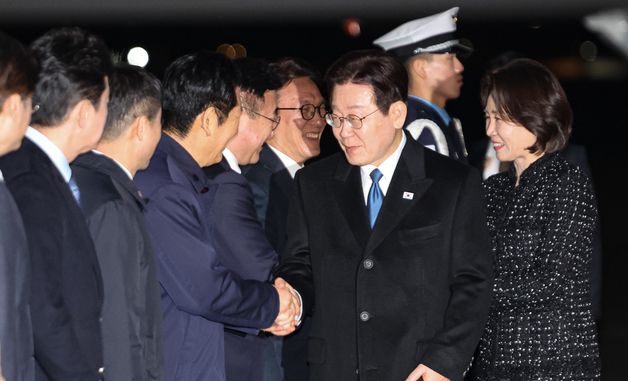 정청래 대표와 악수하는 이재명 대통령