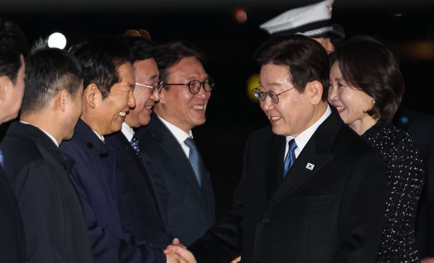 정청래 더불어민주당 대표와 인사하는 이재명 대통령