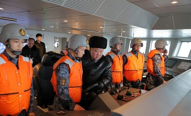 김정은, 구축함 '최현호' 탑승…훈련실태 점검