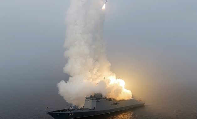 북한, 5000톤급 구축함 전략순항미사일 시험발사