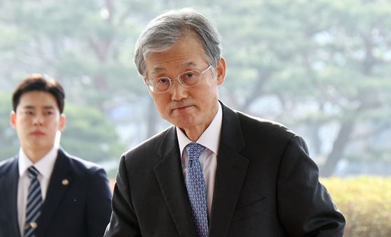 출근하는 조희대 대법원장