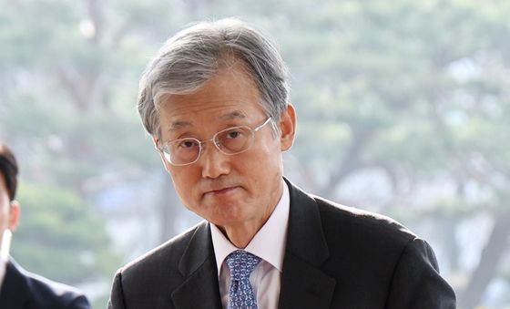 대법원 들어서는 조희대 대법원장