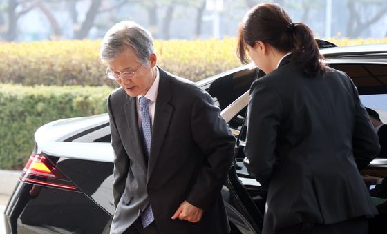 차에서 내리는 조희대 대법원장