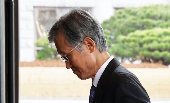 대법원청사 들어가는 조희대 대법원장