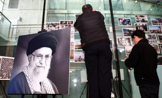 이란 대사관 기자회견장에 놓인 하메네이 사진