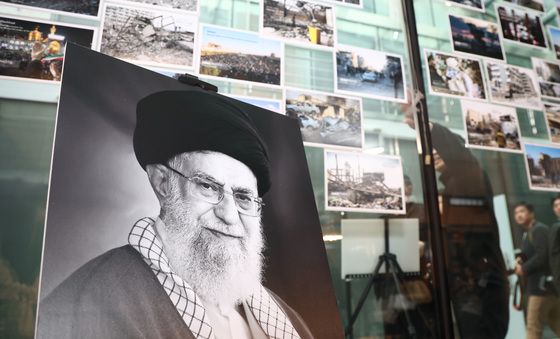 현지 사진 게시하는 주한 이란 대사관 관계자