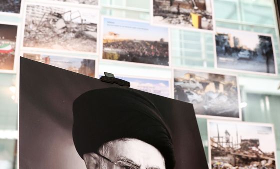 기자회견장에 놓인 하메네이 사진