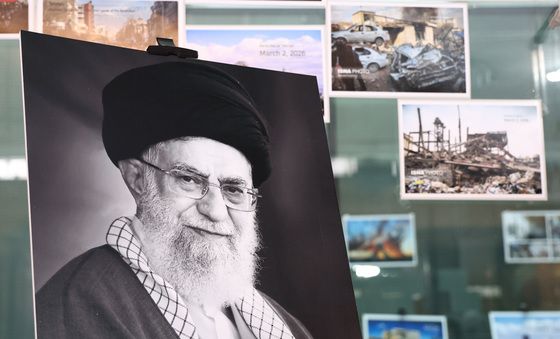 이란대사관 걸린 하메네이 사진