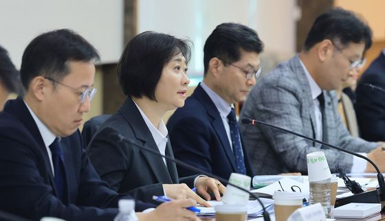 모두발언하는 이스란 차관