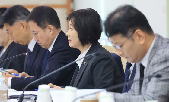 모두발언하는 이스란 차관