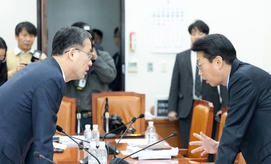 대화 나누는 재정경제부 1차관