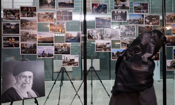 이란 대사관 게시된 하메네이 초상과 현지 피해 사진