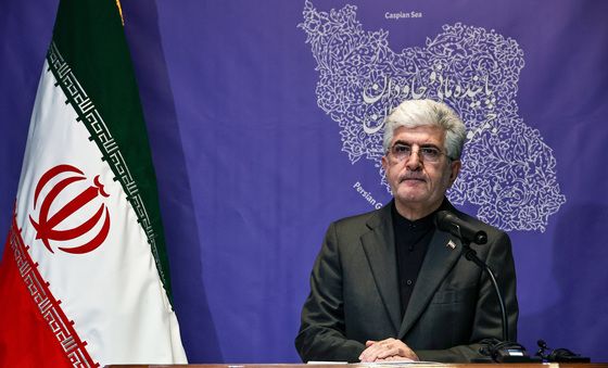 이란 정부 입장 발표 전 생각 잠긴 사이드 쿠제치 대사