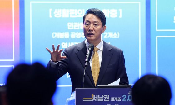 취재진 질문에 답하는 오세훈 서울시장