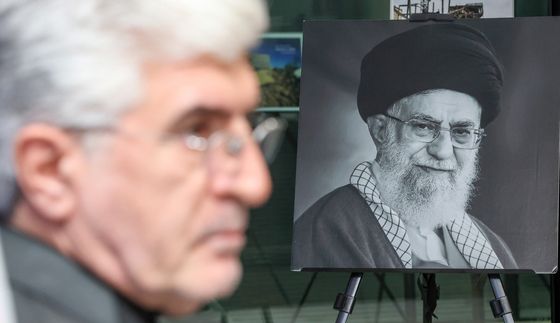 주한 이란 대사관 기자회견장 놓인 하메네이 초상