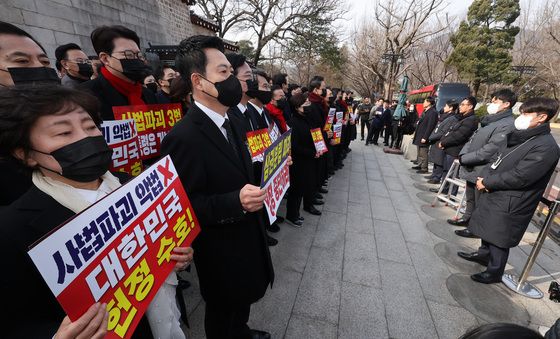 손피켓 들고 침묵시위 이어가는 국민의힘