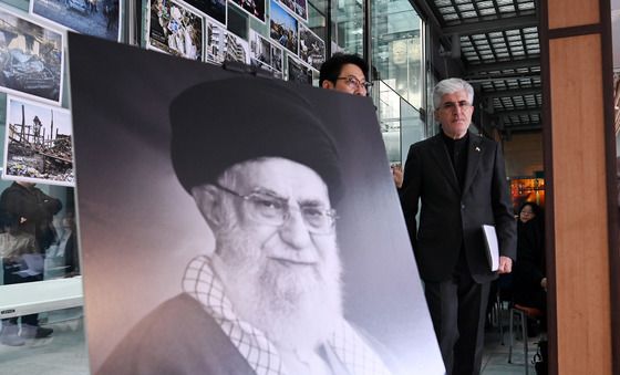 기자회견장 입장하는 사이드 쿠제치 주한 이란 대사