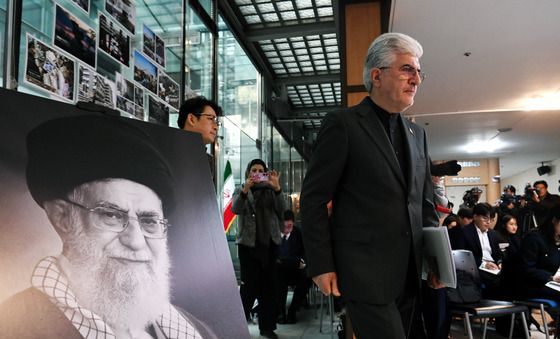 이란 정부 공식 입장 발표 기자회견장 입장하는 주한 이란 대사