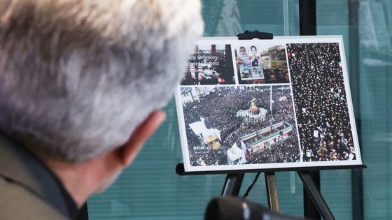 이란 현지 사진 바라보는 주한이란대사