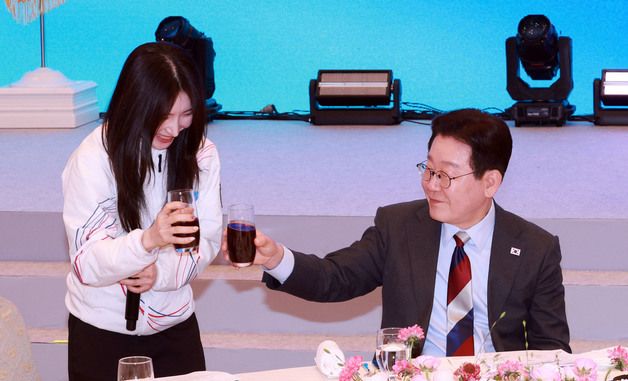 김길리 선수와 건배하는 이재명 대통령