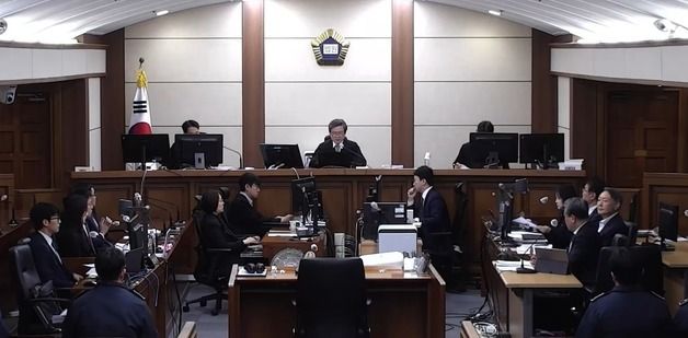 '체포방해 혐의', 윤석열 2심 첫 공판 출석