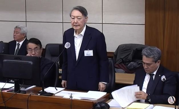 '체포방해 혐의' 윤석열 전 대통령, 2심 첫 공판 출석