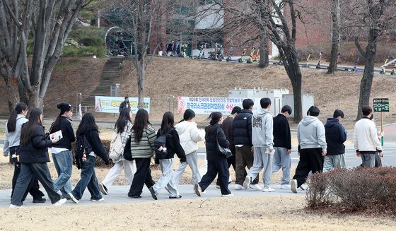 캠퍼스 투어하는 새내기