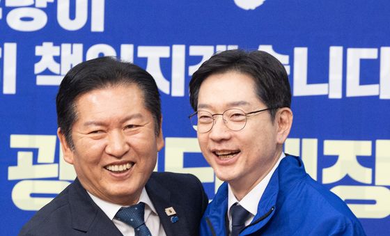 포옹하는 정청래 대표와 김경수 위원장