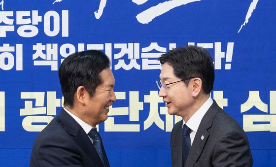 손 맞잡은 정청래 대표와 김경수 위원장