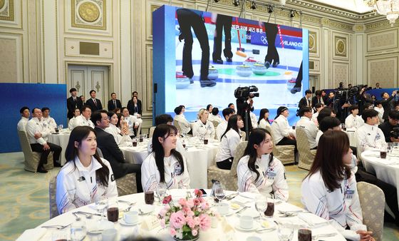 선수활약상 영상 보는 여자 컬링팀