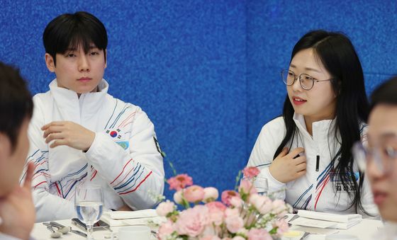 선수활약상 영상 보는 김선영과 정영석