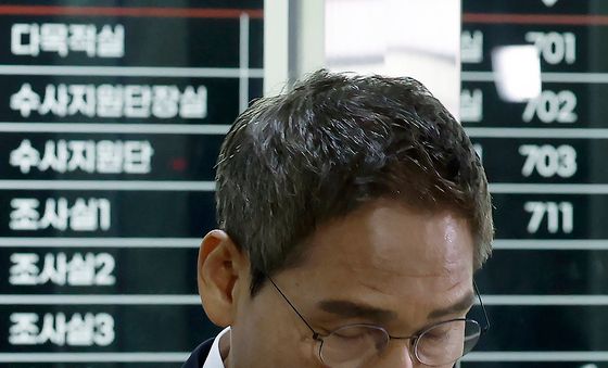 인사하는 안권섭 특별검사