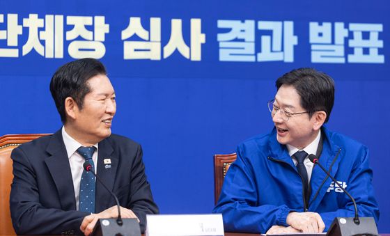 마주보고 미소 짓는 정청래 대표와 김경수 위원장