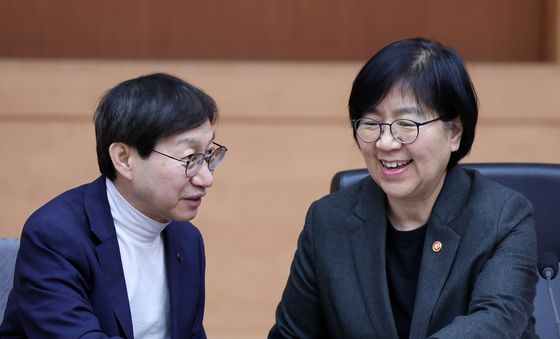국민연금공단 이사장과 대화 나누는 정은경 장관
